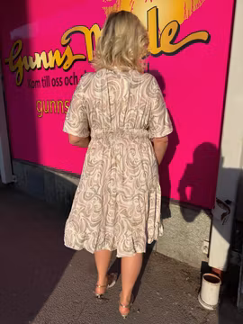 Cremevit kort klänning med beige/rosa mönster