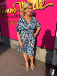 Kort mönstrad klänning i blå toner