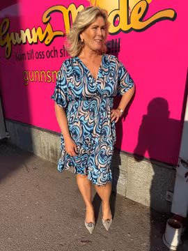 Kort mönstrad klänning i blå toner