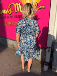 Kort mönstrad klänning i blå toner