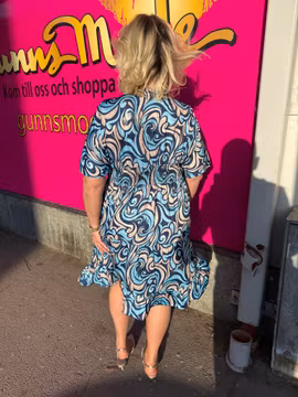 Kort mönstrad klänning i blå toner