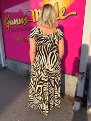 Zebramönstrad maxiklänning i gröna toner