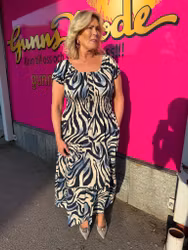 Zebramönstrad maxiklänning i blå toner