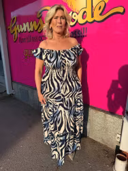 Zebramönstrad maxiklänning i blå toner