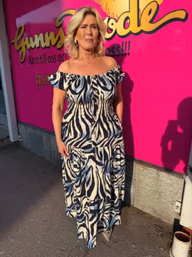 Zebramönstrad maxiklänning i blå toner