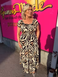 Zebramönstrad maxiklänning i beige toner