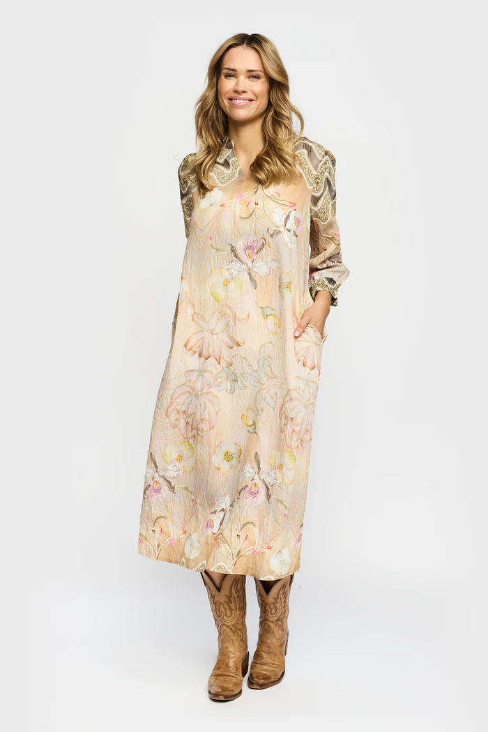 Sandfärgad midiklänning med orkidéer