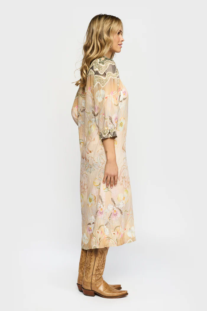 Sandfärgad midiklänning med orkidéer