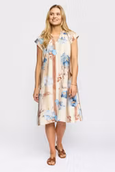 Sandfärgad klänning med blå blommor