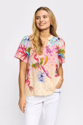 Sandfärgad blus med färgstarkt blomprint