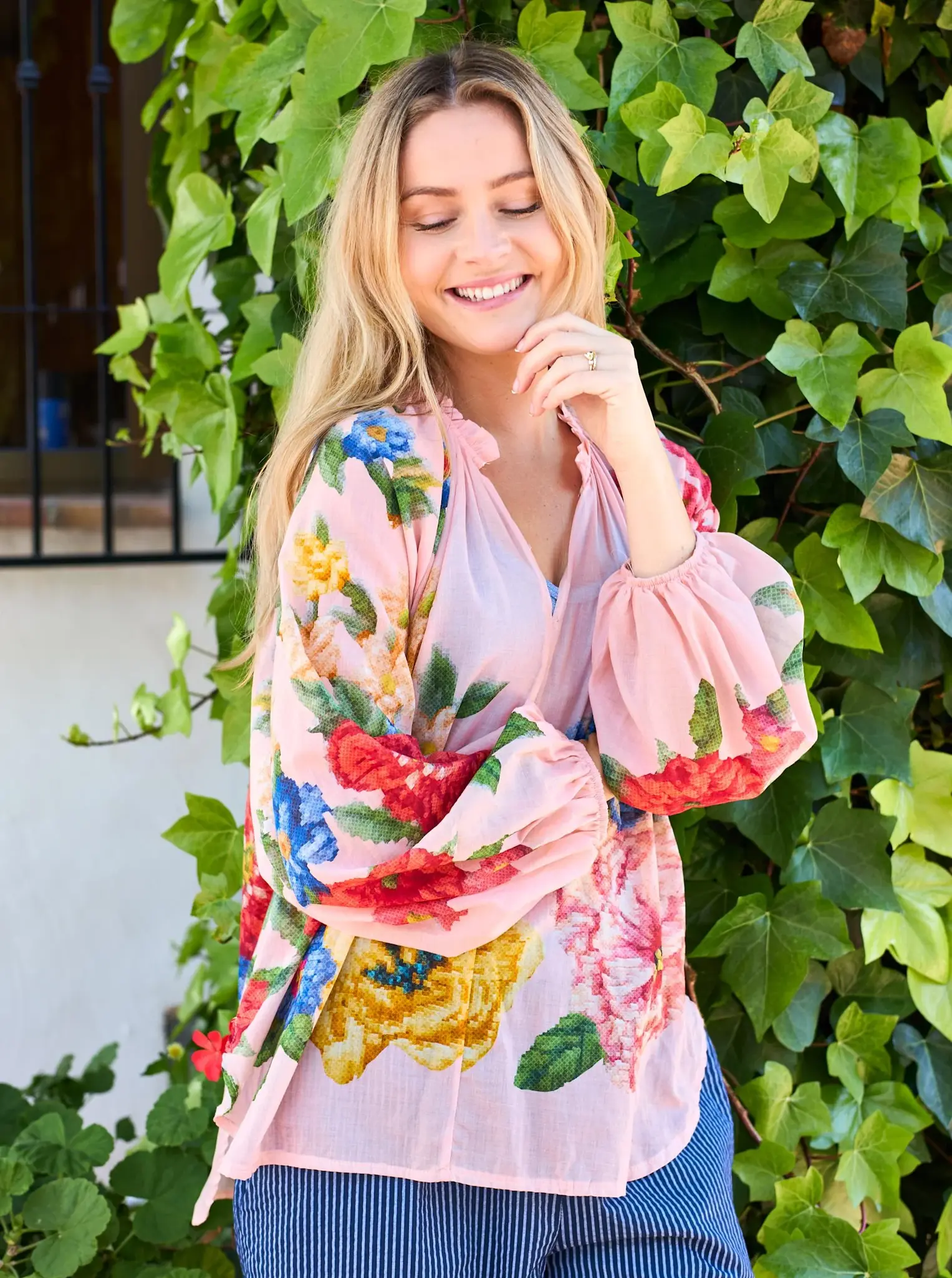 Ljusrosa blus med blommönster