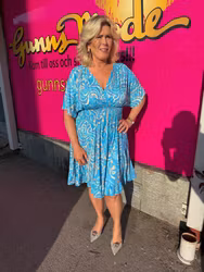 Turkos kort klänning med beige/guldmönster