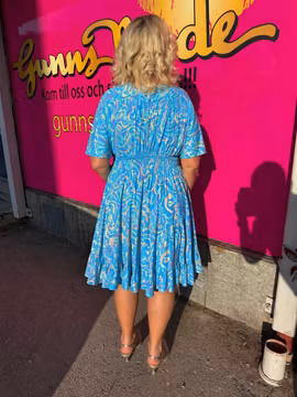 Turkos kort klänning med beige/guldmönster