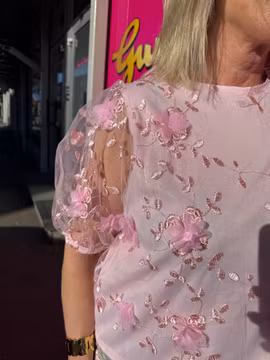 Rosa topp med 3D blommor