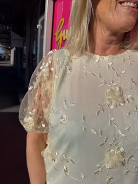 Gul topp med 3D blommor