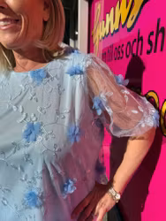 Blå topp med 3D blommor