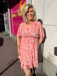 Korallrosa kort klänning med beige/guldmönster