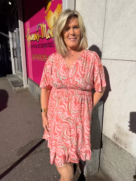 Korallrosa kort klänning med beige/guldmönster