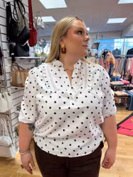 Vit blus med bruna prickar