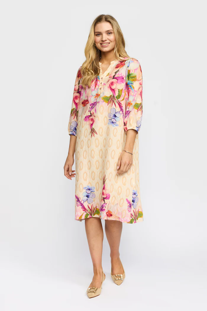 Blommig klänning med dekorativ bård