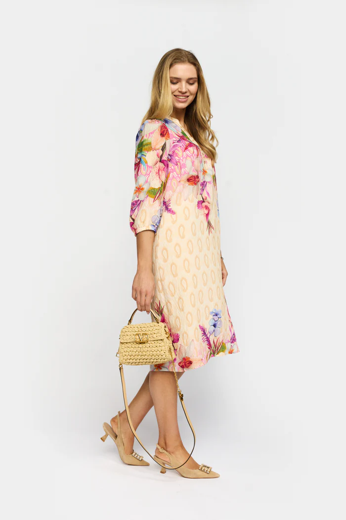 Blommig klänning med dekorativ bård