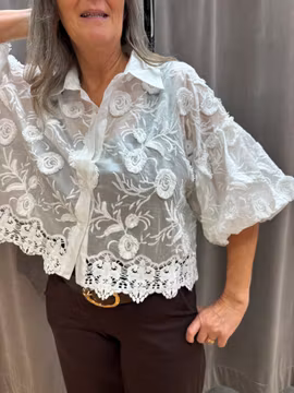 Vit blus med puffärm