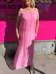 Rosa klänning med smala axelband