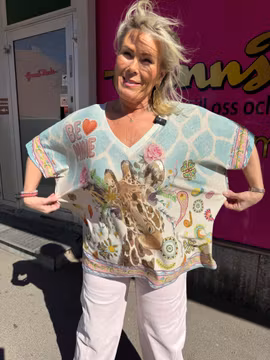 Glittrig blus med giraff