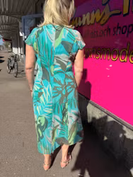 Mönstrad midiklänning med holkärm i grönt