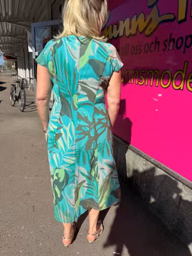 Mönstrad midiklänning med holkärm i grönt