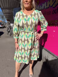 Mönstrad midiklänning i grönt och gråbrunt