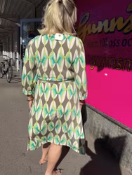 Mönstrad midiklänning i grönt och gråbrunt