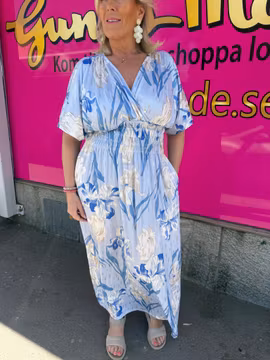 Ljusblå maxiklänning med beige och guld