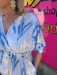 Ljusblå långklänning med beige och guld