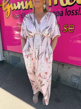 Ljusrosa maxiklänning med beige och guld