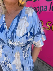 Blå långklänning med beige och guld