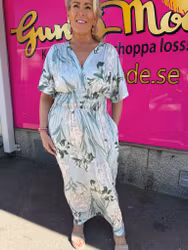 Ljusgrön maxiklänning med beige och guld