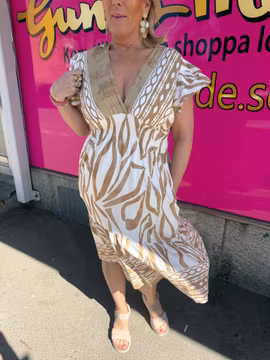 Kort klänning med beige mönster