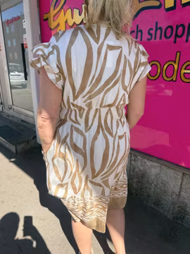Kort klänning med beige mönster