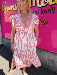Kort klänning med rosa mönster