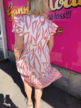 Kort klänning med rosa mönster