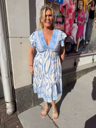 Kort klänning med ljusblått mönster