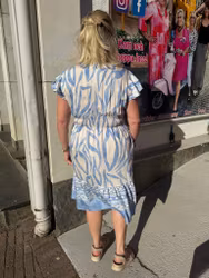 Kort klänning med ljusblått mönster