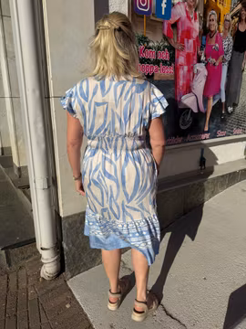 Kort klänning med ljusblått mönster
