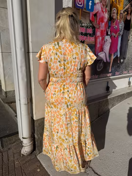 Maxiklänning i cremevitt med gula blommor