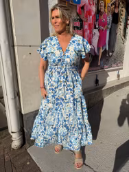 Maxiklänning med blå blommor