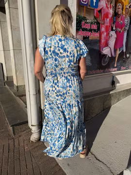 Maxiklänning med blå blommor