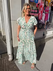 Maxiklänning i cremevitt med gröna blommor