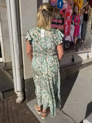 Maxiklänning i cremevitt med gröna blommor