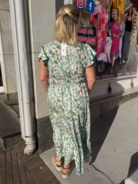 Maxiklänning i cremevitt med gröna blommor
